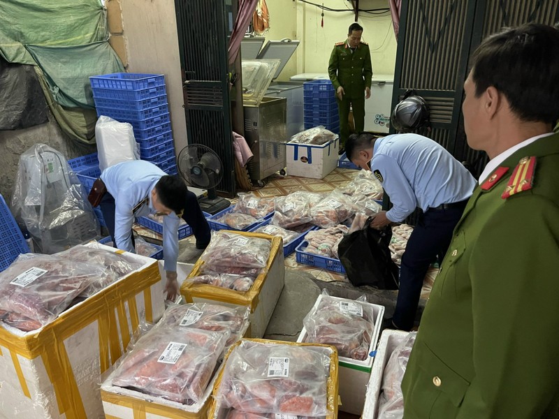 Lực lượng chức năng TP Hà Nội phát hiện, xử lý lô hàng một tấn ức vịt, 180kg cánh gà đông lạnh vi phạm ở quận Bắc Từ Liêm. Nguồn: Cục Quản lý thị trường Hà Nội