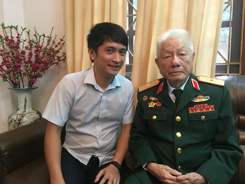 Tác giả với Thiếu tướng Trần Giang, nguyên chỉ huy Tiểu đoàn 89, Trung đoàn 36, Đại đoàn 308. Ảnh: NVCC