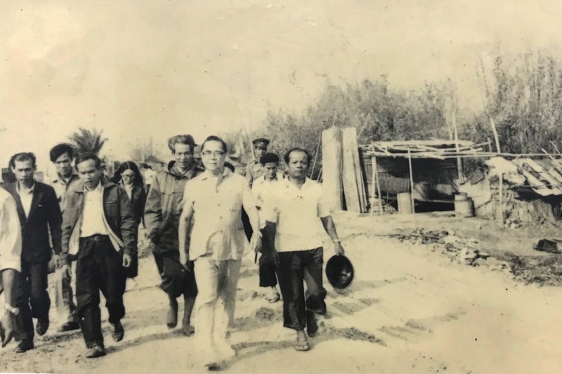 Đồng chí Huỳnh Tấn Phát thăm phá Tam Giang sau một trận bão lụt. Ảnh tư liệu do gia đình cung cấp