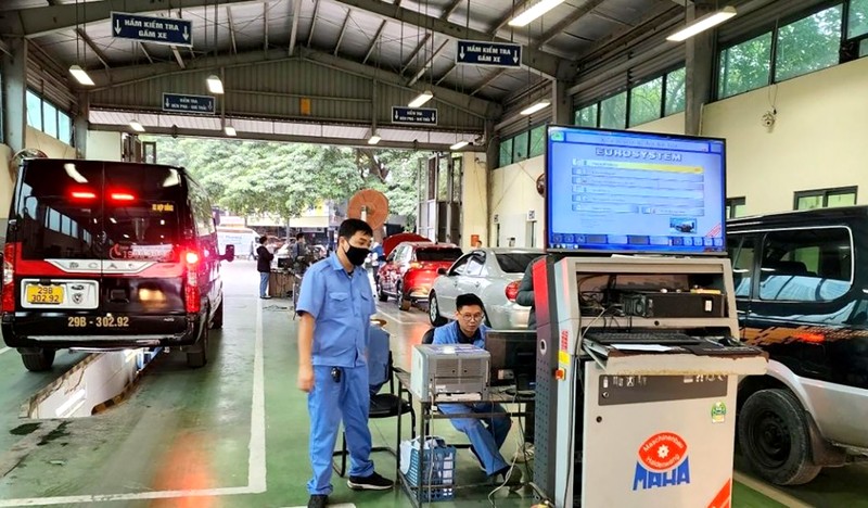 Áp dụng công nghệ thông tin trong việc đăng kiểm xe cơ giới tại một trung tâm đăng kiểm ở thành phố Hà Nội. Ảnh: CTV