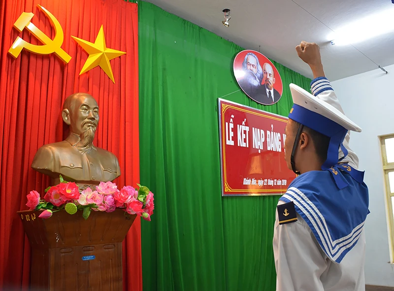 Binh nhất Đỗ Trịnh Tuế vinh dự được kết nạp đảng trên đảo Nam Yết. Ảnh: Tuấn Sơn