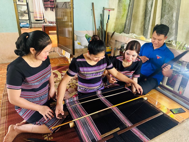 Vợ chồng đảng viên trẻ Phạm Xuân Hậu và Phạm Thị Sung (xã Ba Thành, huyện Ba Tơ) hỗ trợ, kết nối bà con phát triển sản phẩm thổ cẩm Làng Teng.