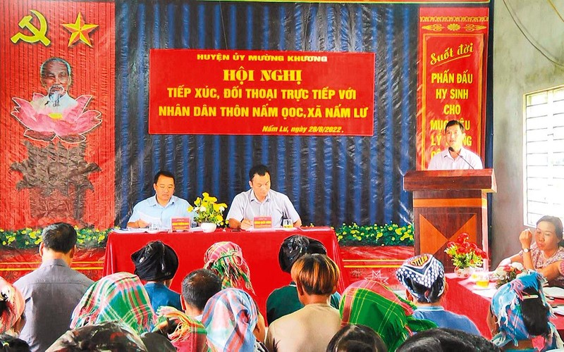 Bí thư Huyện ủy Mường Khương Giàng Quốc Hưng tiếp xúc, đối thoại với nhân dân thôn Nấm Ọoc, Xã Nấm Lư.