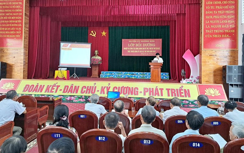 Buổi tập huấn công tác Ðảng do Huyện ủy Hương Sơn tổ chức dành cho bí thư, phó bí thư chi bộ trực thuộc các đảng ủy xã, thị trấn năm 2022.
