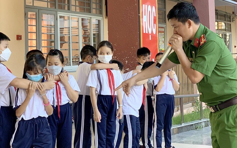 Cán bộ công an tuyên truyền phòng, chống bạo lực học đường và kỹ năng tự vệ cho học sinh Trường THCS Nguyễn Thị Minh Khai, TP Thủ Dầu Một, tỉnh Bình Dương. (Ảnh TÂM TRANG)