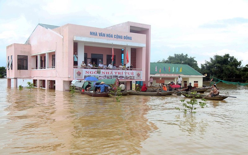 Người dân xã Quang Vĩnh (huyện Ðức Thọ, tỉnh Hà Tĩnh) vượt lũ an toàn trong nhà văn hóa cộng đồng kết hợp với tránh trú bão.