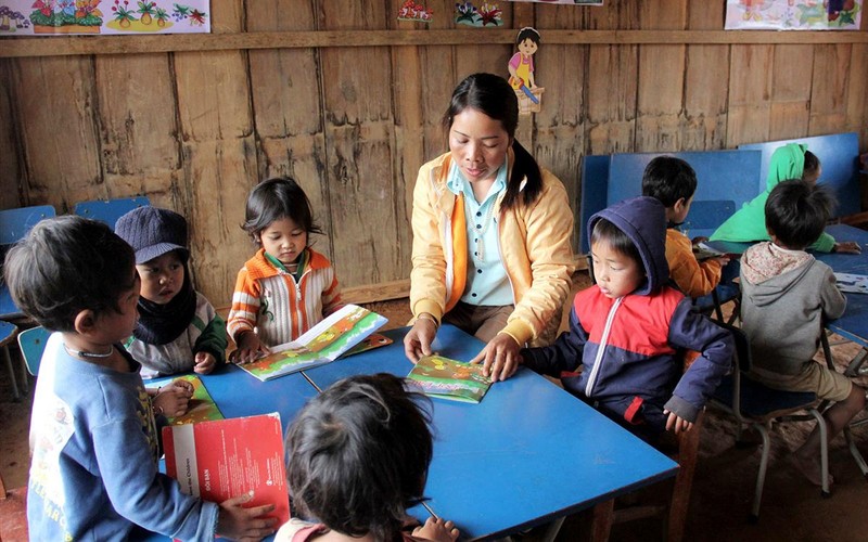 Cô giáo Pơloong Thị Nhun tại lớp học ở điểm trường thôn Atu (xã Ch’Ơm, huyện Tây Giang, tỉnh Quảng Nam).