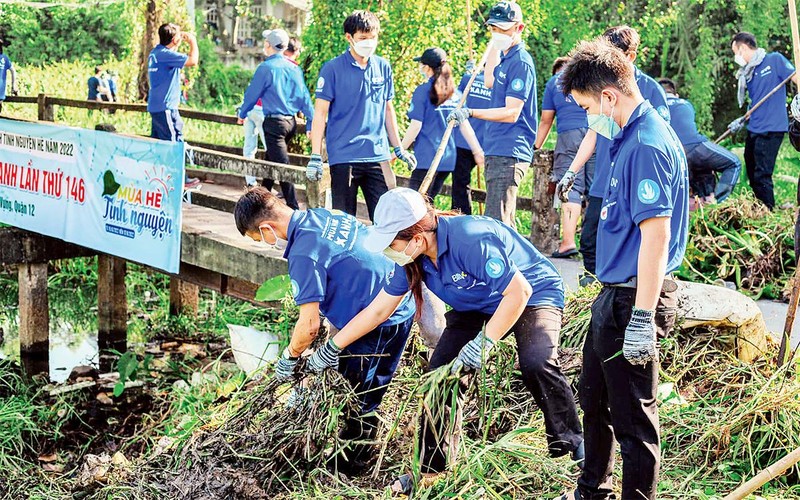 Ðoàn viên, thanh niên tình nguyện thành phố ra quân làm sạch môi trường trong chiến dịch mùa hè xanh năm 2022. (Ảnh CTV)