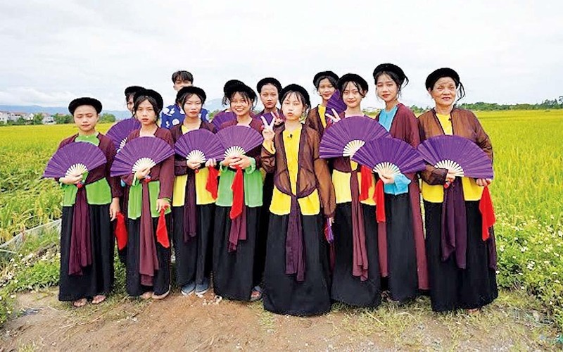 Nghệ nhân Nguyễn Thị Lan (ngoài cùng bên phải) cùng các “con hát” trong Câu lạc bộ hát dô Liệp Tuyết.