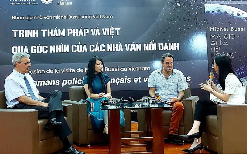 Các diễn giả trao đổi tại tọa đàm “Trinh thám Pháp và Việt qua góc nhìn của các nhà văn nổi danh”.