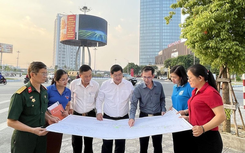 Cán bộ phường Thượng Lý (quận Hồng Bàng, thành phố Hải Phòng) rà soát quy hoạch đô thị mới.