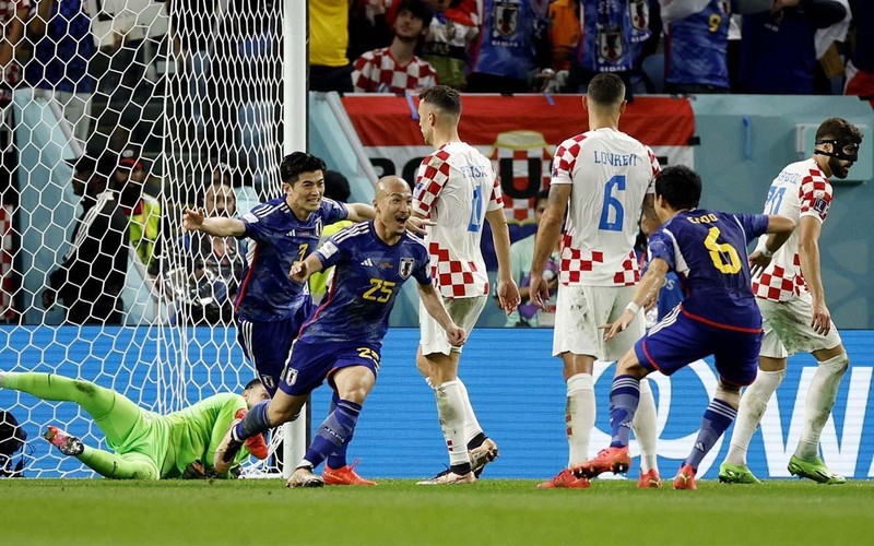 Nhật Bản (áo xanh) mở tỷ số ở trận gặp Croatia tại vòng 1/8.