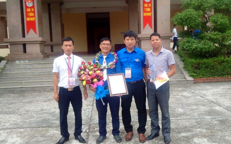 Anh Ðặng Văn Chính (thứ hai từ trái sang) là tấm gương tiêu biểu, lan tỏa tinh thần khởi nghiệp cho thanh niên dân tộc thiểu số tại địa phương.