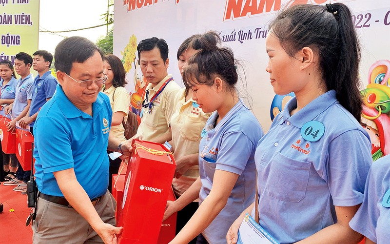 Công nhân, người lao động được Công đoàn các khu chế xuất-khu công nghiệp Thành phố Hồ Chí Minh tặng vé máy bay về quê đón Tết Nguyên đán Quý Mão 2023.