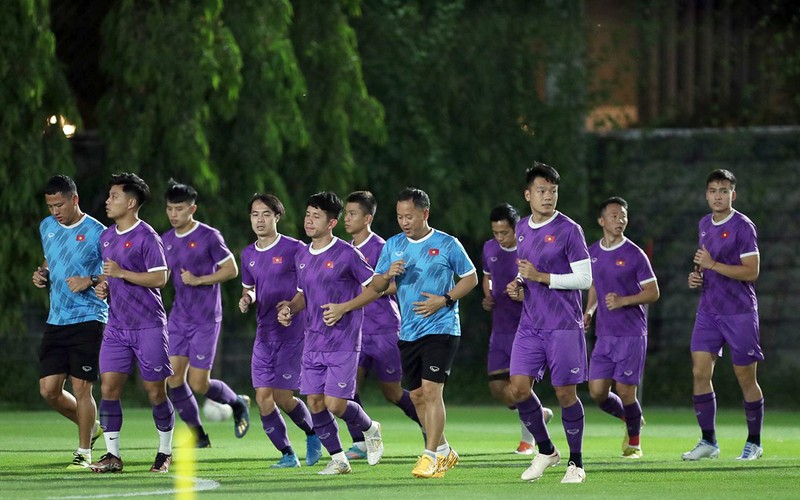 Ðội tuyển Việt Nam tập luyện tại Thái Lan chuẩn bị cho trận chung kết lượt về.