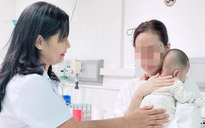 Bác sĩ Bệnh viện Hữu nghị Việt Ðức kiểm tra, thăm khám cho cháu bé sinh non nặng 800 gam, bị viêm phúc mạc do thủng ruột.