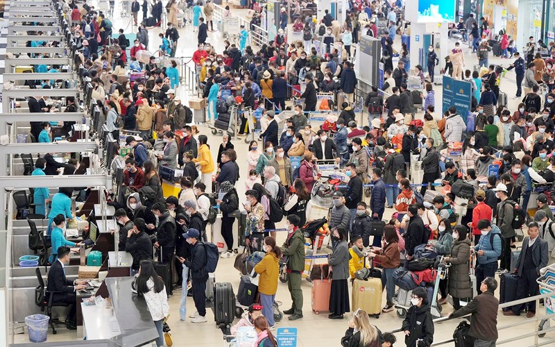 Hành khách làm thủ tục hàng không trước chuyến bay tại sân bay Nội Bài dịp Tết Nguyên đán Quý Mão 2023.