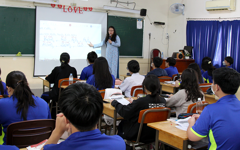 Học sinh Trường THPT Nguyễn Du, Quận 10, Thành phố Hồ Chí Minh trong tiết học môn Hóa. (Ảnh THẾ ANH)