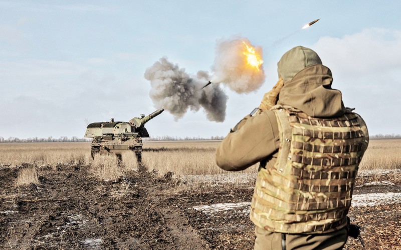 Lính Ukraine bắn lựu pháo PzH-2000 của Đức tại vùng Donetsk tháng 2/2023. Ảnh | REUTERS