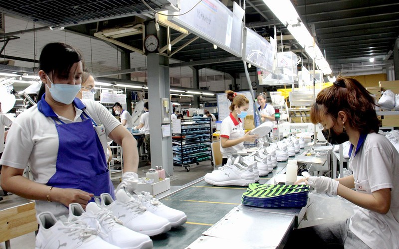 Công nhân Công ty cổ phần Giày Thiên Lộc, Thành phố Hồ Chí Minh trong dây chuyền sản xuất. (Ảnh THẾ ANH)
