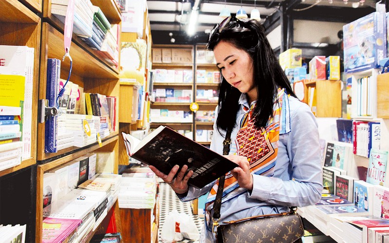 Tại đường sách Nguyễn Văn Bình (Quận 1), sách về đề tài lịch sử thu hút nhiều bạn trẻ tìm đọc. (Ảnh ANH THẾ)