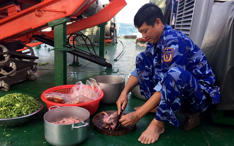 Thiếu tá quân nhân chuyên nghiệp Nguyễn Thành Công, nhân viên phụ trách công tác hậu cần tàu Cảnh sát biển 4039, Hải đội 422, Hải đoàn 42, Bộ Tư lệnh Vùng Cảnh sát biển 4.