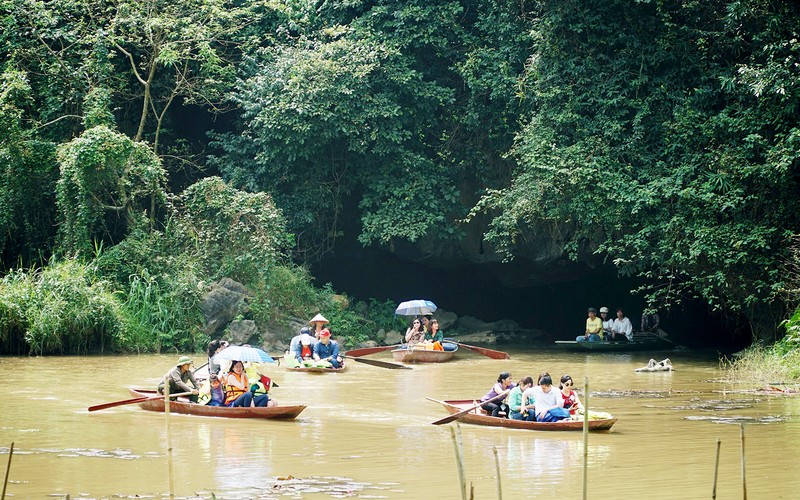 Du khách khám phá Khu du lịch sinh thái Thung Nham, Ninh Bình. (Ảnh PHONG VINH)