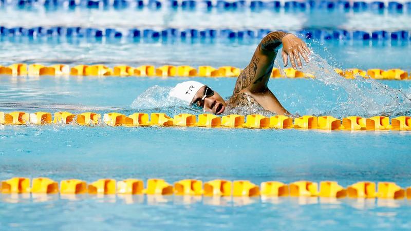 VĐV Võ Huỳnh Anh Khoa giành Huy chương vàng đầu tiên cho Đoàn thể thao Người khuyết tật Việt Nam ở nội dung 400m bơi tự do nam. (Ảnh THÁI DƯƠNG) 