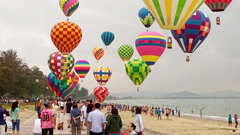 Khinh khí cầu trên bãi biển Phan Thiết tháng 3/2023. (Ảnh C.T)