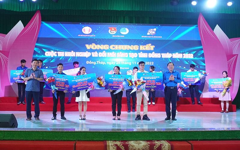 Chủ tịch Ủy ban nhân dân tỉnh Đồng Tháp Phạm Thiện Nghĩa và Bí thư Tỉnh đoàn Đồng Tháp Huỳnh Minh Thức trao giải cho dự án xuất sắc cuộc thi.
