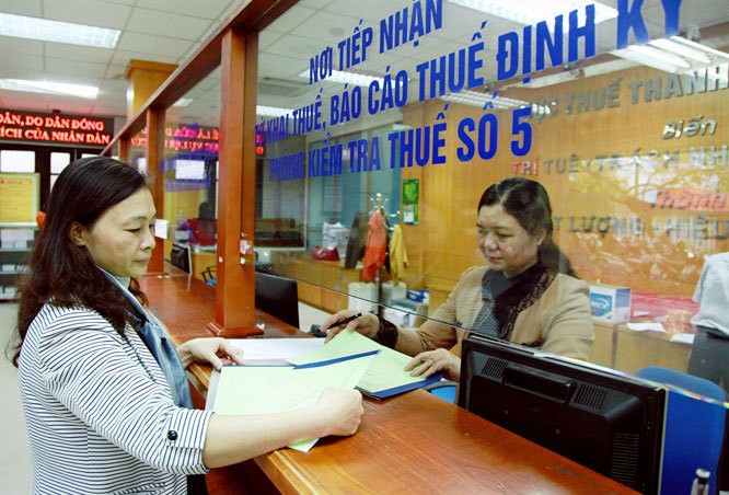 Khách hàng giao dịch tại Cục Thuế thành phố Hà Nội. Ảnh: Mạnh Hùng