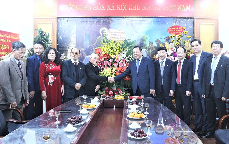 Phó Bí thư Thành ủy Hà Nội Nguyễn Văn Phong tặng hoa chúc mừng Ủy ban Đoàn kết Công giáo Việt Nam Thành phố Hà Nội.