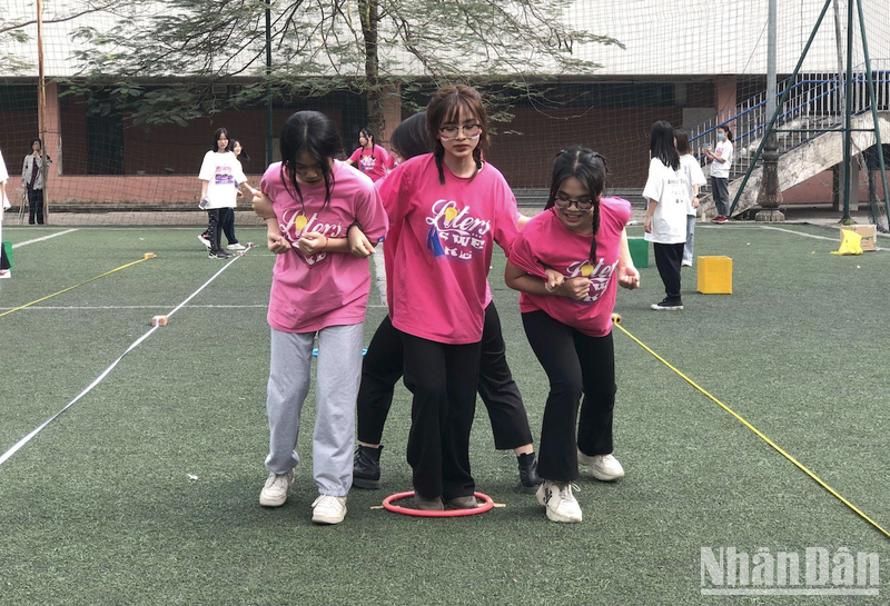 Học sinh Trường THPT chuyên Hà Nội Amsterdam tham gia trò chơi trong Ngày hội thể thao
