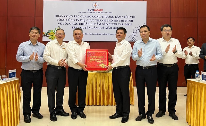 Bộ trưởng Công thương Nguyễn Hồng Diên tặng quà năm mới đến lãnh đạo ngành điện Thành phố Hồ Chí Minh.