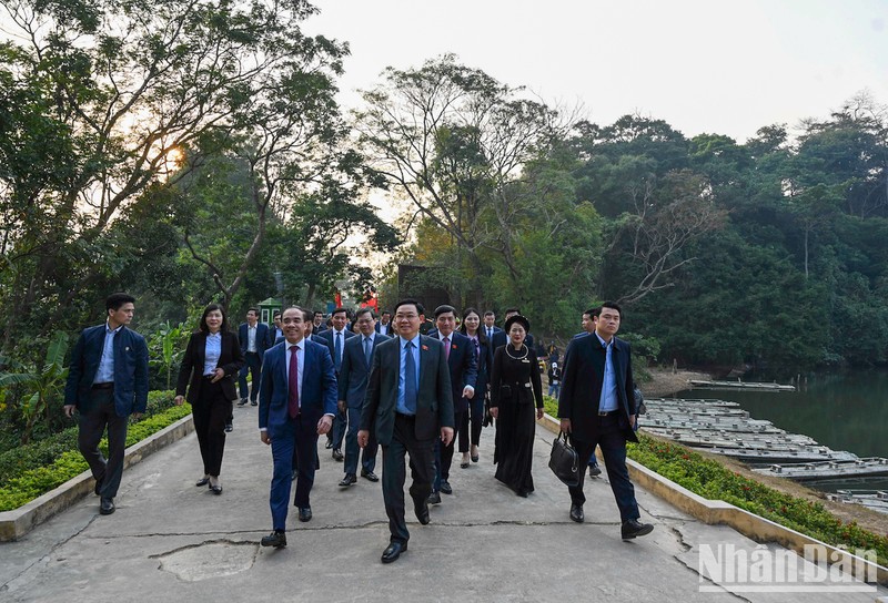 Chủ tịch Quốc hội Vương Đình Huệ và các đại biểu thăm Khu di tích quốc gia đặc biệt Tân Trào, huyện Sơn Dương.