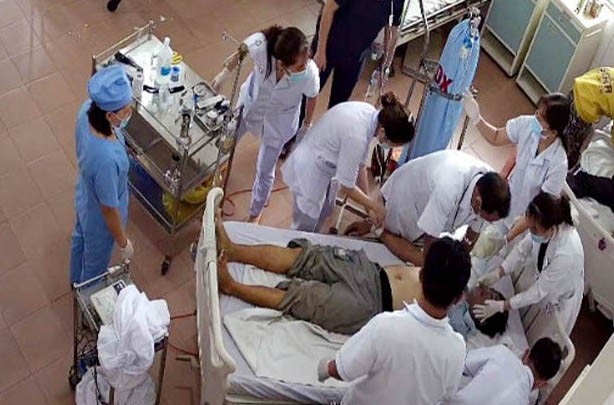 Các nạn nhân được chuyển đến Trung tâm y tế huyện Đạ Tẻh cấp cứu.