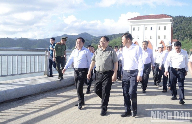 Thủ tướng Phạm Minh Chính đi kiểm tra công trình Hồ chứa nước Đồng Mít.
