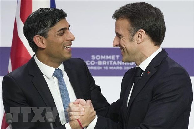 Tổng thống Pháp Emmanuel Macron (phải) và Thủ tướng Anh Rishi Sunak tại cuộc họp báo chung ở Paris, Pháp, ngày 10/3. (Ảnh: AFP/TTXVN)