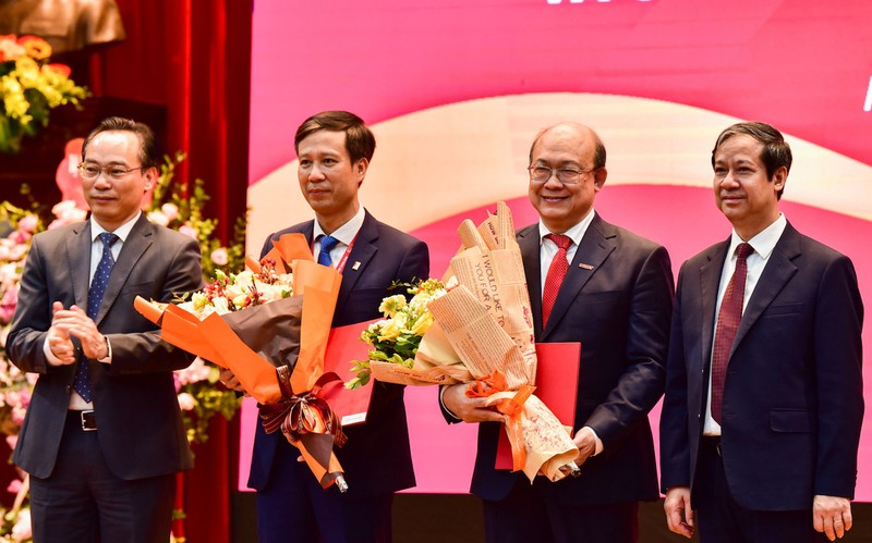 GS Lê Anh Tuấn (thứ hai từ trái sang) nhận Quyết định công nhận Chủ tịch Hội đồng Đại học và PGS Huỳnh Quyết Thắng (thứ ba từ trái sang) nhận Quyết định công nhận Giám đốc Đại học.