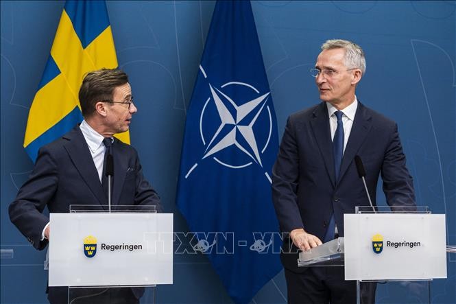 Tổng Thư ký NATO Jens Stoltenberg (trái) và Thủ tướng Thụy Điển Ulf Kristersson tại họp báo ở Stockholm ngày 7/3 (Ảnh: AFP/TTXVN)