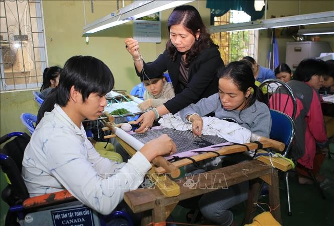 Học viên khuyết tật học nghề thêu tại Trung tâm Dạy nghề và đào tạo việc làm cho người khuyết tật tỉnh Thừa Thiên Huế (Ảnh minh hoạ: Hồ Cầu/TTXVN)