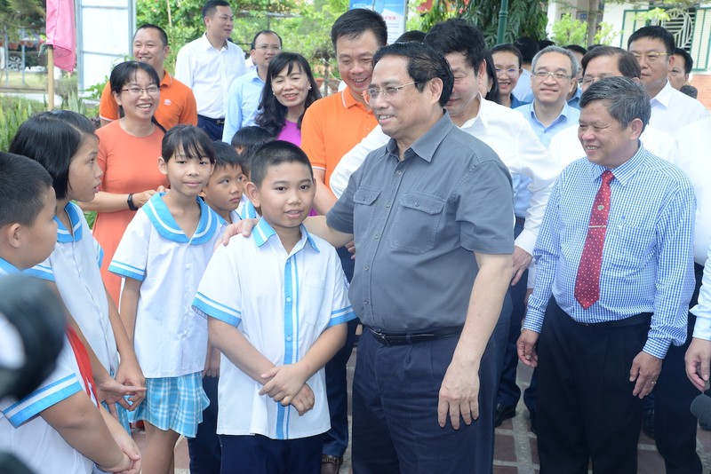 Thủ tướng Phạm Minh Chính thăm hỏi, động viên các cháu tại Làng Trẻ em SOS Nha Trang (Ảnh: THANH GIANG)