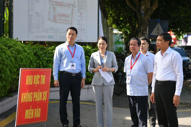 Bộ trưởng Nguyễn Kim Sơn kiểm tra công tác coi thi ngày 28/6 tại Trường THPT Uông Bí, Quảng Ninh.