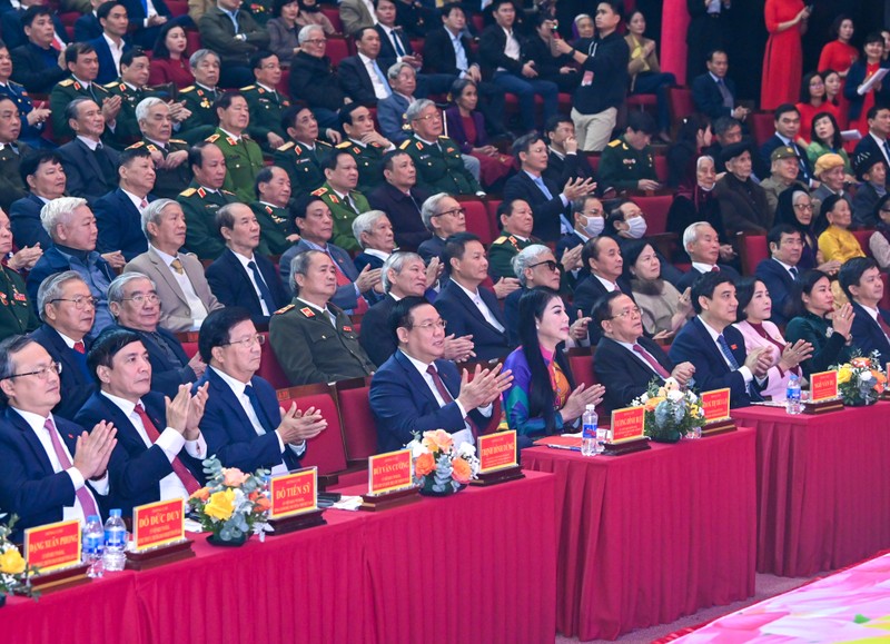 Các đồng chí lãnh đạo, nguyên lãnh đạo Đảng, Nhà nước dự lễ kỷ niệm. (Ảnh Duy Linh).