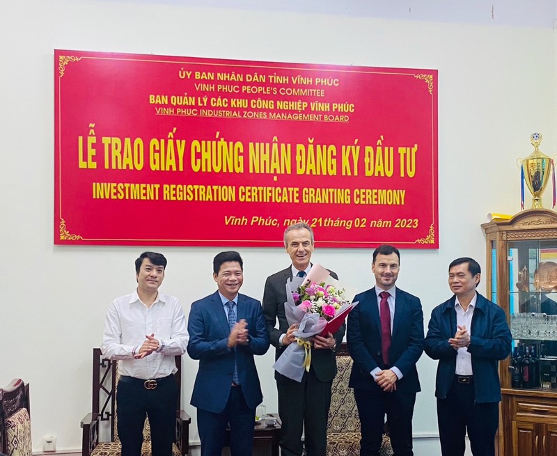 Lãnh đạo Ban Quản lý các Khu công nghiệp tỉnh Vĩnh Phúc chúc mừng Công ty TNHH Piaggio Việt nam tăng vốn đầu tư.