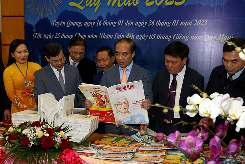 Các đồng chí lãnh đạo tỉnh Tuyên Quang tham quan gian trưng bày các ấn phẩm báo chí