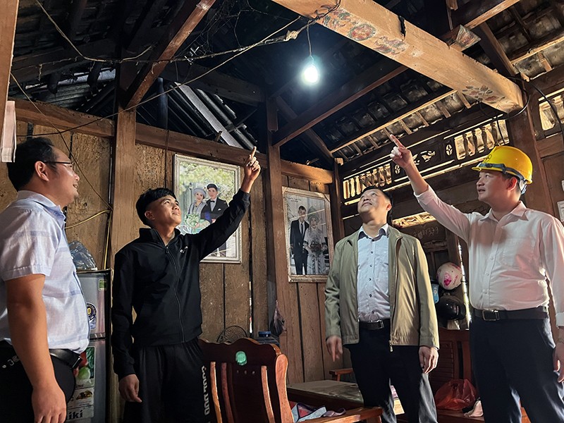 Người dân thôn Bum Kẹn, xã Hùng Lợi vui mừng khi ánh sáng điện đã về với gia đình