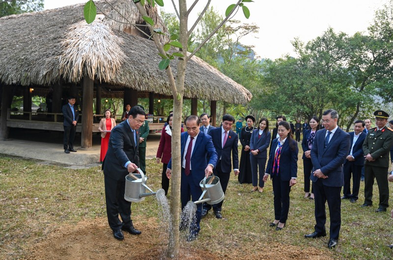 Chủ tịch Quốc hội Vương Đình Huệ trồng cây lưu niệm tại Đình Tân Trào. (Ảnh: Duy Linh)