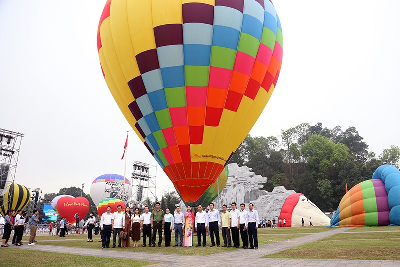 Lãnh đạo tỉnh Tuyên Quang chụp ảnh lưu niệm tại lễ hội.