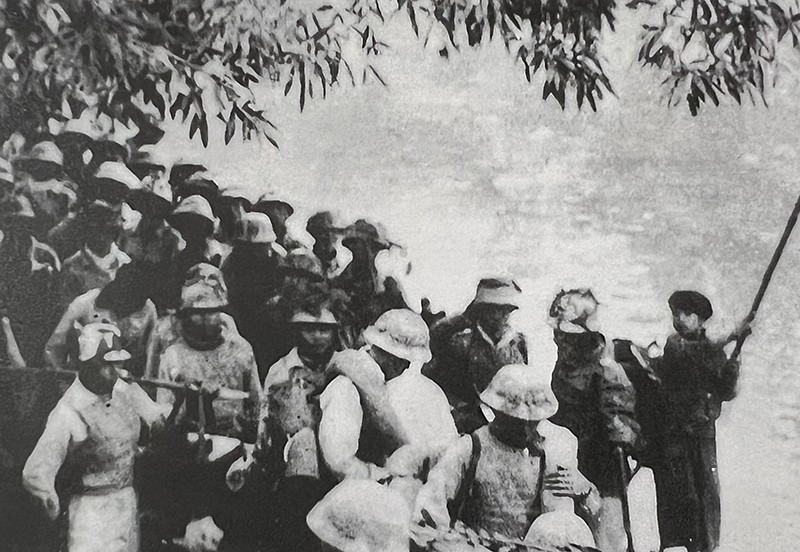 Bộ đội qua sông Lô truy kích địch trong chiến dịch Việt Bắc Thu-Đông 1947. (Ảnh tư liệu)